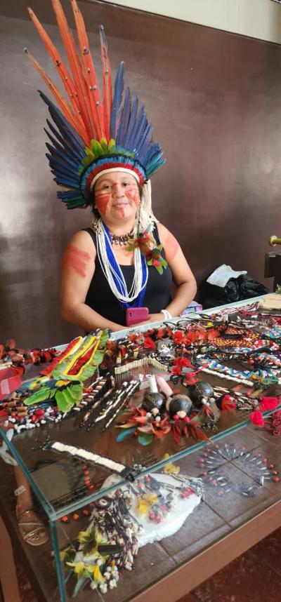La présidente de l’AMIG, Valsanta Tembé, inaugure le point de vente de bio-bijoux Tembé, au pôle de bijouterie amazonienne de Belém © R. Poccard-Chapuis, Cirad